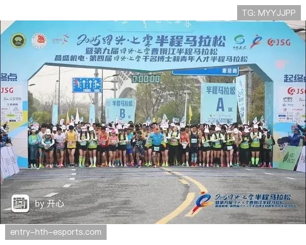 马拉松选手比赛中忽然停下朝航拍无人机比心，上热搜被认成“会玩冠军”